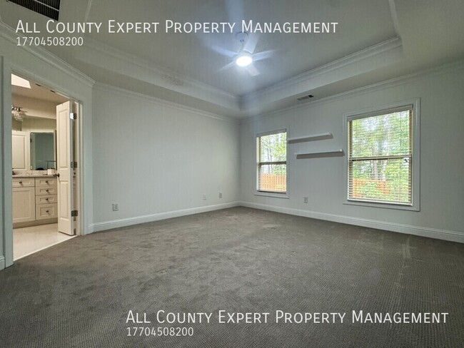 Building Photo - 4858 Lamoyne Ln