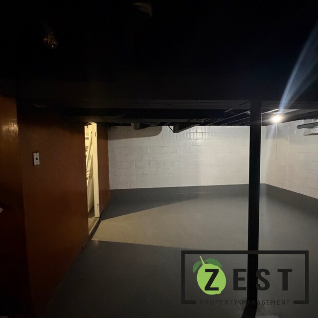 Building Photo - Amazing 3bed 1Bed- $1200