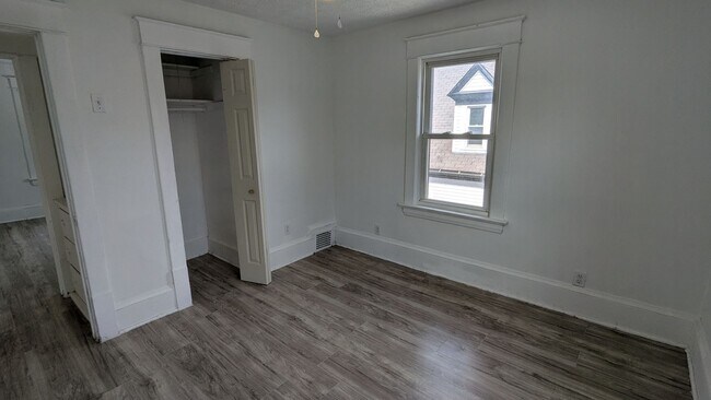 Building Photo - Discover this well-maintained 3-bedroom, 1-bath home in Akron