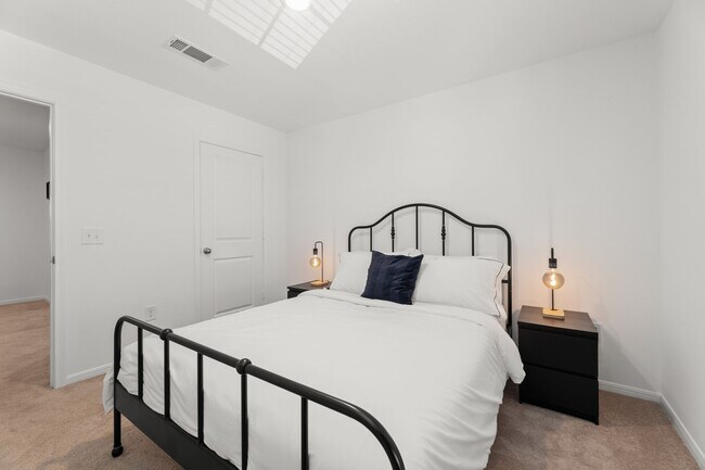 Building Photo - 16424 Big Hickory Dr