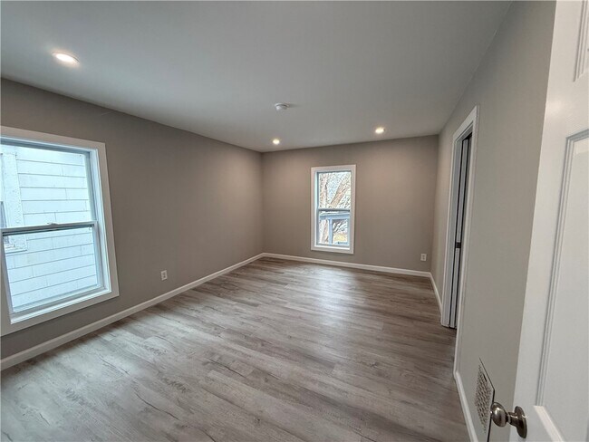 Building Photo - 14 Willow Pl