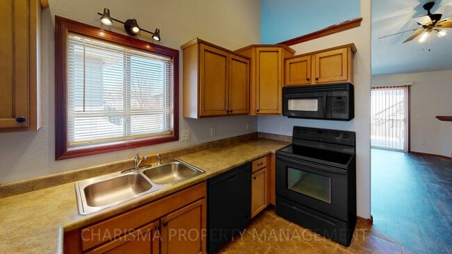 Building Photo - BEAUTIFUL 4 BD, 2 BA TOWNHOME WITH A FULLY EQUIPED KITCHEN, VAULTED CEILINGS, FIREPLACE, ATTACHED...