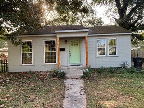 Building Photo - Charming Broadmoor Home