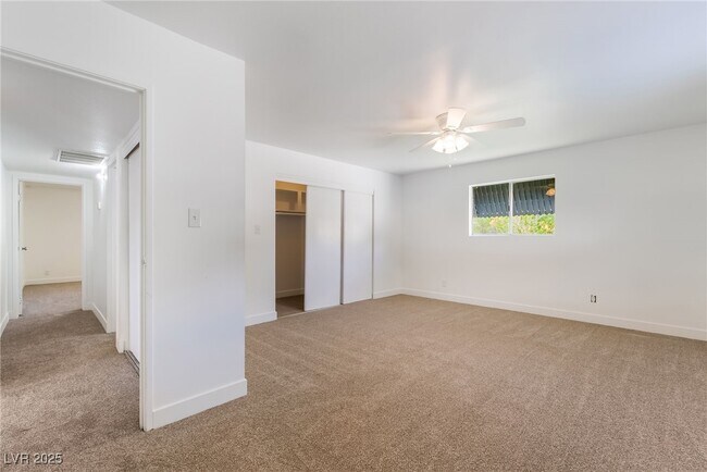 Building Photo - 1054 E Hassett Ave