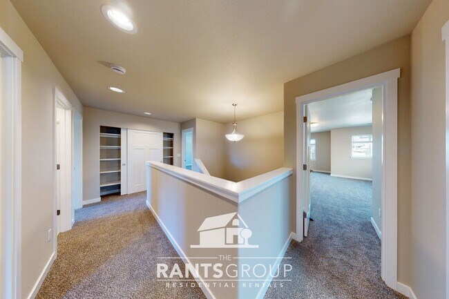 Building Photo - Beautiful Newer Home! Easy I5 access!