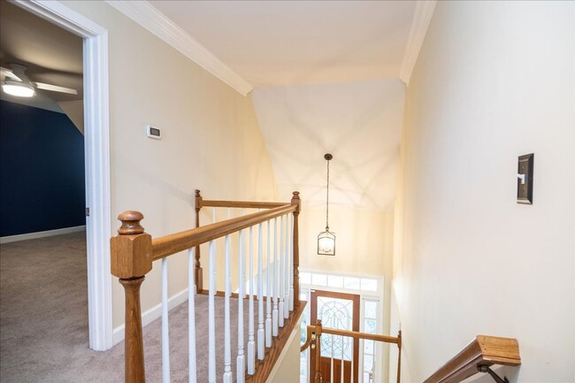 Building Photo - Spacious 4/3.5 in Highly Sought-After Buck...