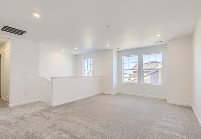 Building Photo - ALMOST BRAND NEW 4bd Reunion Ridge Gem!