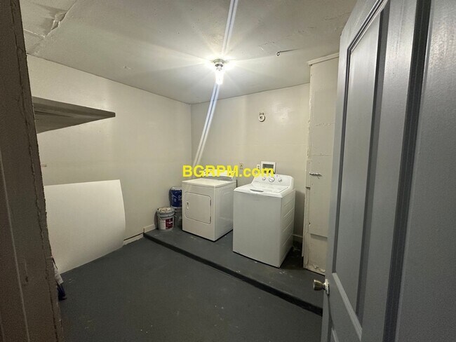 Building Photo - Fully Furnished 4 Bdrm Home