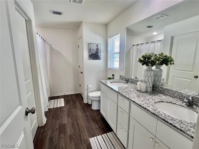 Building Photo - 2425 NE 7th Pl