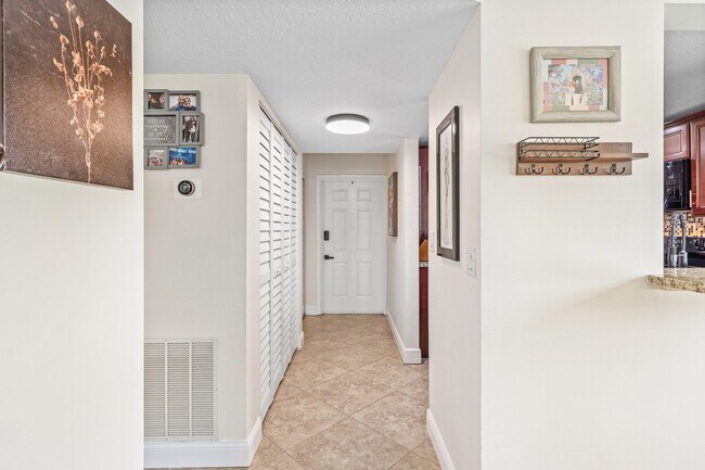 Building Photo - 2905 SW 22nd Ave