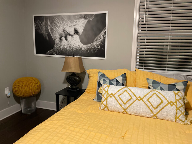 Building Photo - Room in House on Edgewater Dr SW