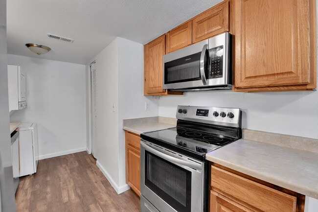 Building Photo - $1,540.95.95- 2 Bed, 1 Bath Condo in Aurora with Central AC and in Unit Laundry!