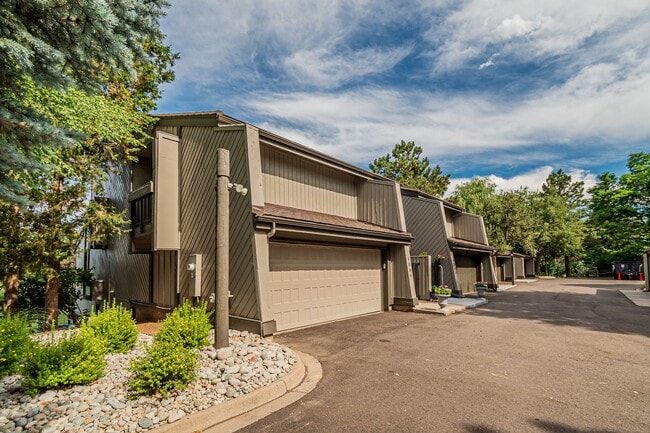 Building Photo - 9866 E Maplewood Cir