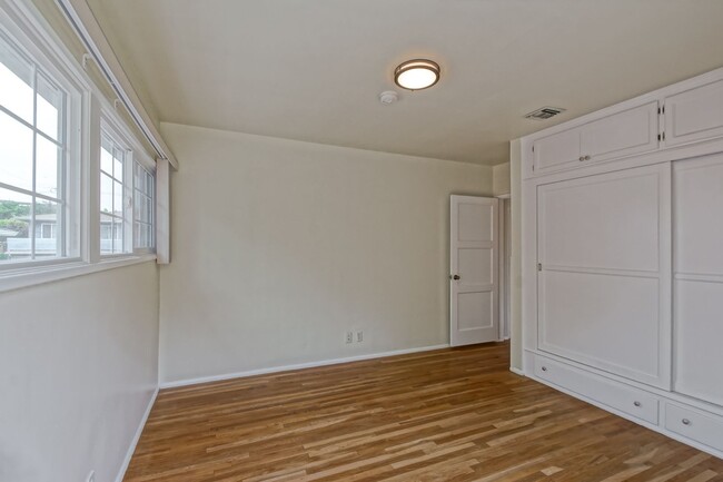 Building Photo - 7866 Flight Ave