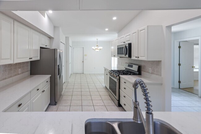 Building Photo - Bright & Airy 3-Bed Home Close to Universi...