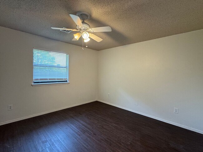 Building Photo - 4718 SE 47th- AVAILABLE NOW!