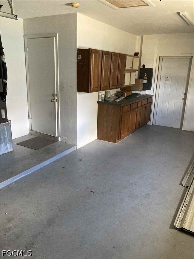 Building Photo - 724 Sesame Ct