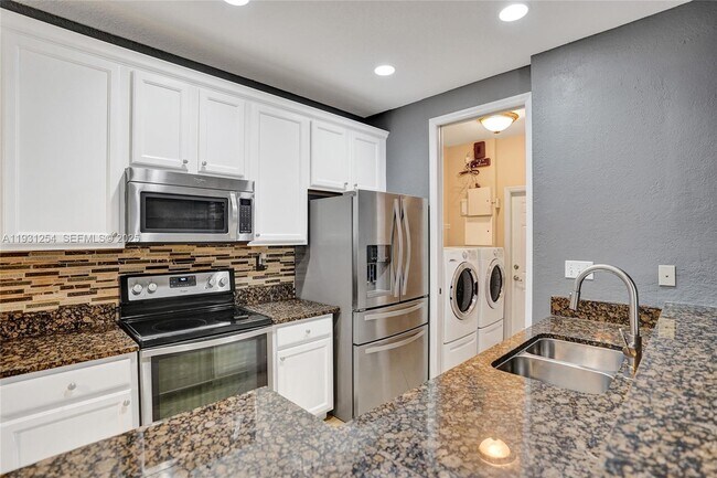 Building Photo - 2057 SE Avon Park Dr