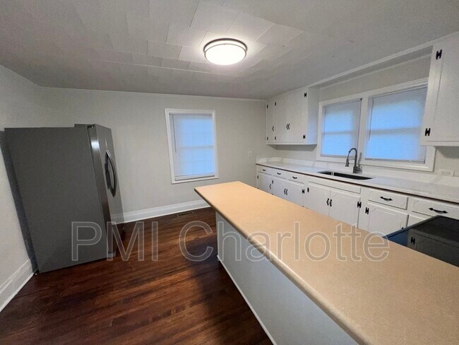 Building Photo - 503 N Pear St