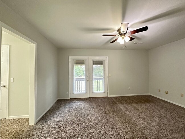 Building Photo - 3 BR 2 1/2 BA Townhome with Community Pool