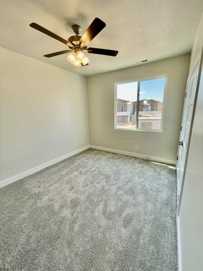 Building Photo - 632 Elmbrook