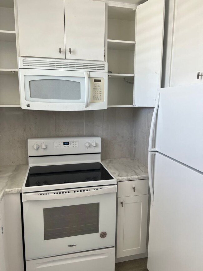 Building Photo - 3 Bedroom / 1.5 Bath in Honolulu