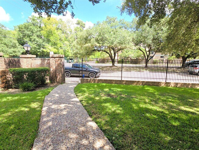Building Photo - 9731 Briar Forest Dr