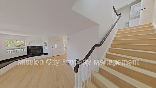 Building Photo - 2570 Lillie Ave