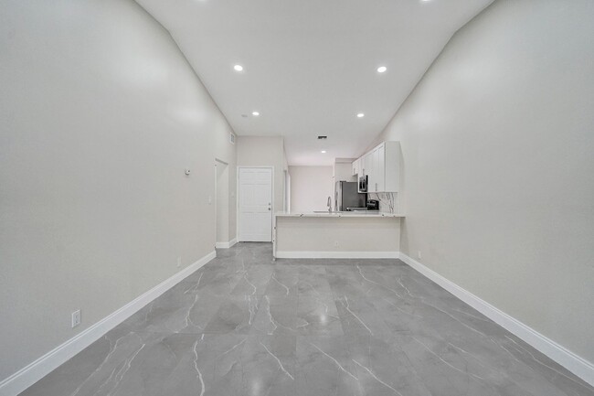 Building Photo - Beautifully Renovated 3BR/2BA Townhome in ...