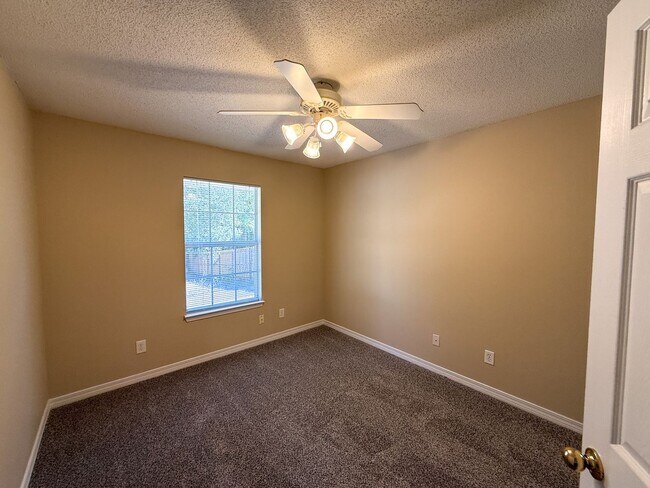 Building Photo - 3 Bedroom 2 Bath Brick Home in Milton!