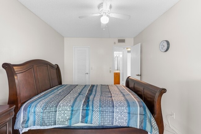 Building Photo - 3028 Harwood D