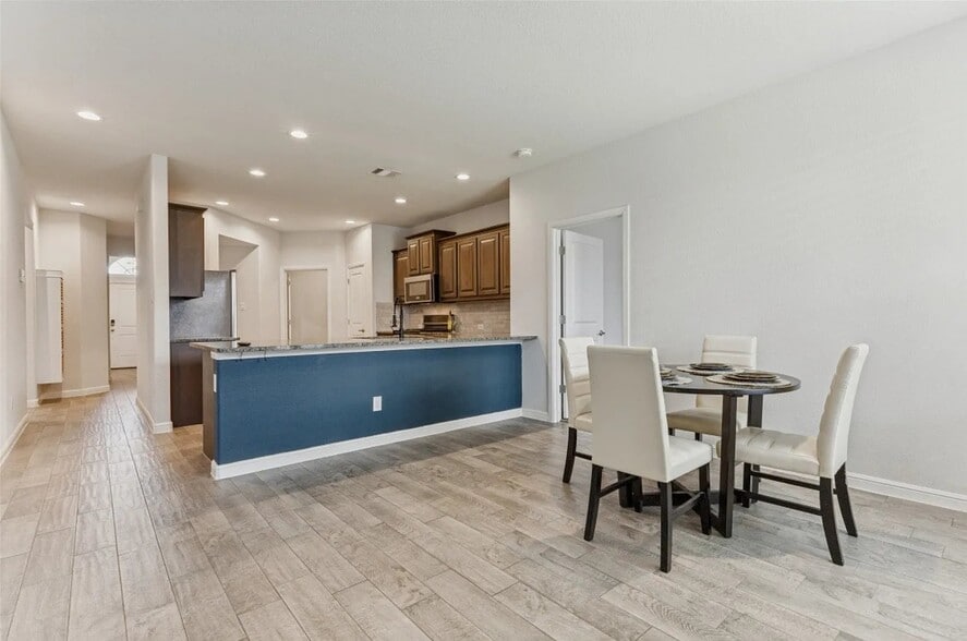 Building Photo - 9125 Highland Orchard Dr