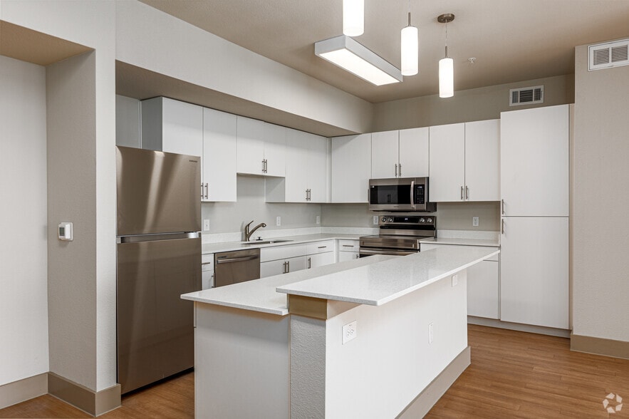 2BR, 2BA - 938SF | B1 - Quincy Court Apartments