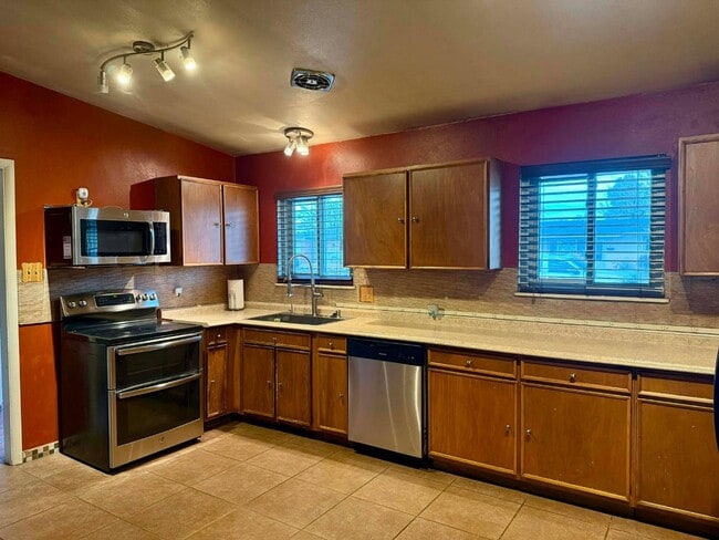 Building Photo - 8 Deborah Dr