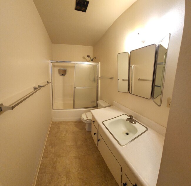 Building Photo - 4 bed 2 bath spacious home with 2 car garage in SLO!