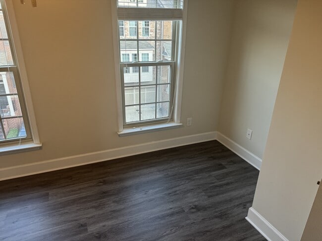 Building Photo - 2562 Sibley Dr