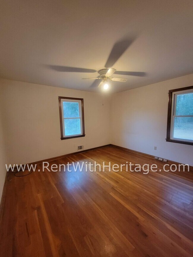 Building Photo - GRAMPA'S BUNGELOW - AWESOME BRICK RANCH WITH FULL UNFINISHED BASEMENT / GREAT LOCATION