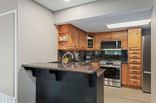 Building Photo - Fully Remodeled East Side Townhome – Furnished & Move-In Ready!