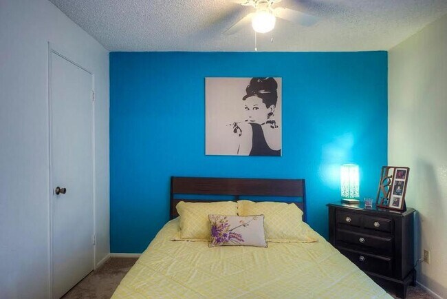 Building Photo - Unit Available in Tempe!