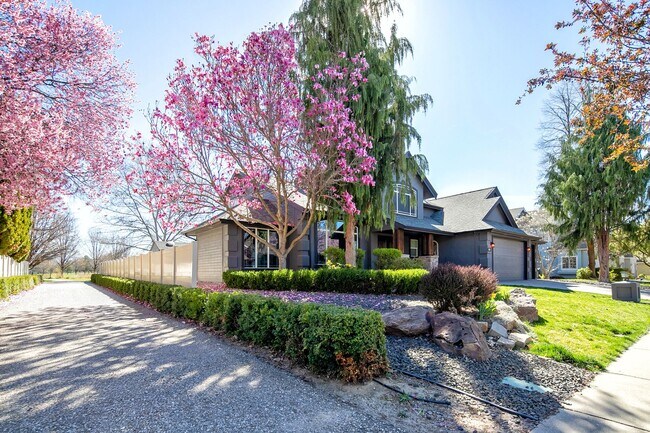 Building Photo - Parkside Paradise: Spacious 5-Bed Luxury in Hobble Creek
