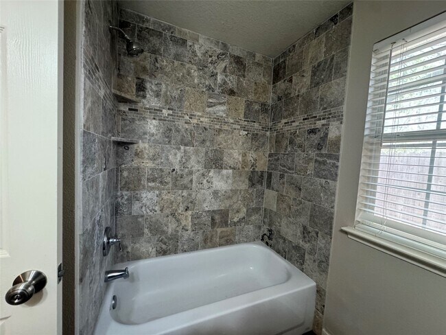 Building Photo - 711 W Clady Dr