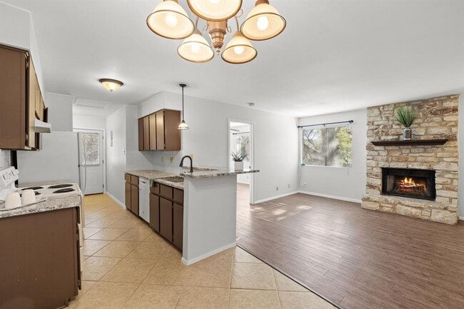 Building Photo - 9807 Hundred Oaks Cir