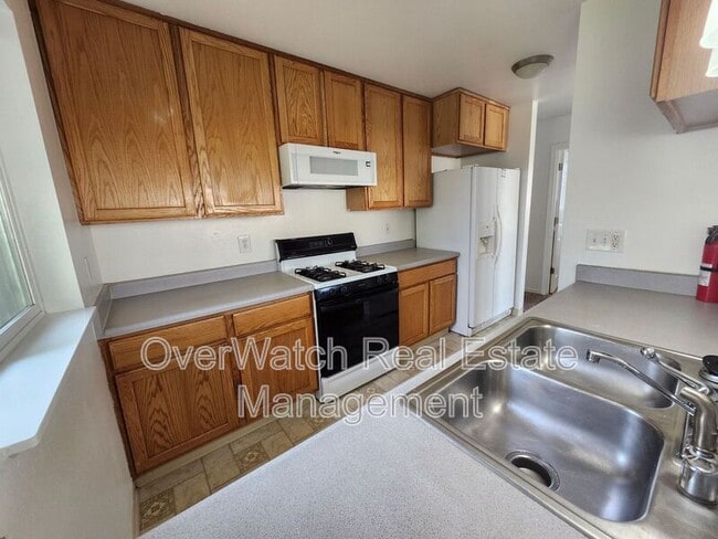 Building Photo - 705 Pearl Dr