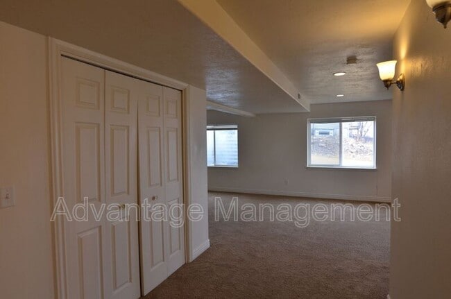 Building Photo - 4044 S Lake Vista Dr
