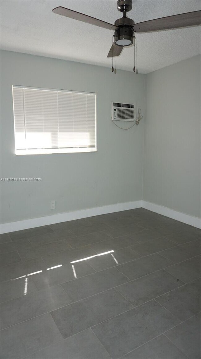 Building Photo - 808 SW 14th Terrace