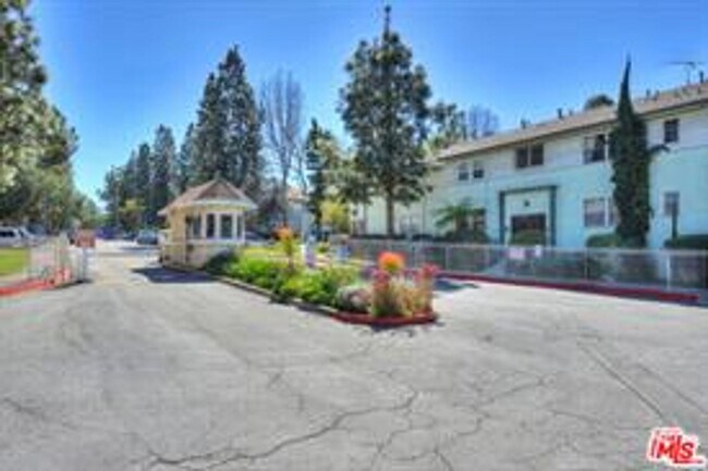 Building Photo - 5832 Bowcroft St