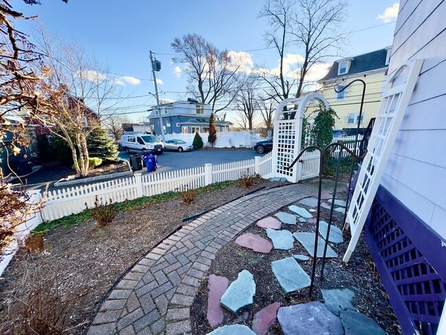 Building Photo - 8 Fox Point Rd