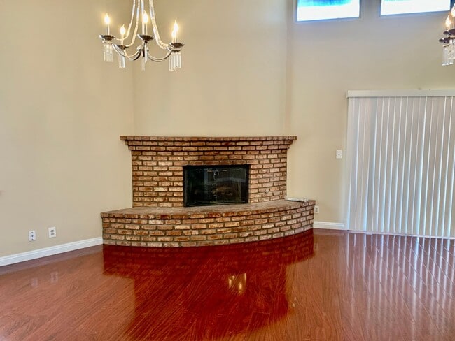 Building Photo - Charming Single Story Home