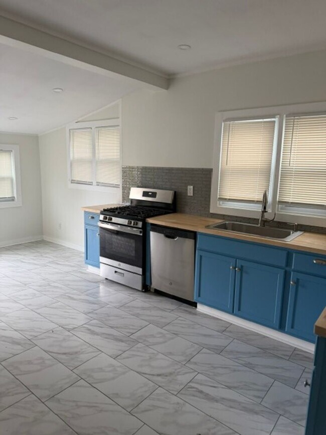 Building Photo - Updated 2-bedroom, 2-story home in the heart of Kansas City!