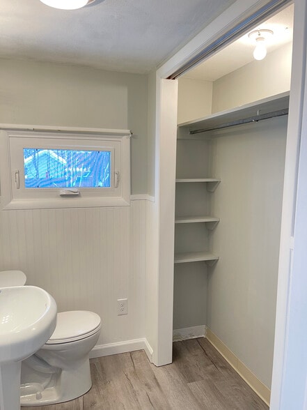 Building Photo - 104 Lynhurst Ave